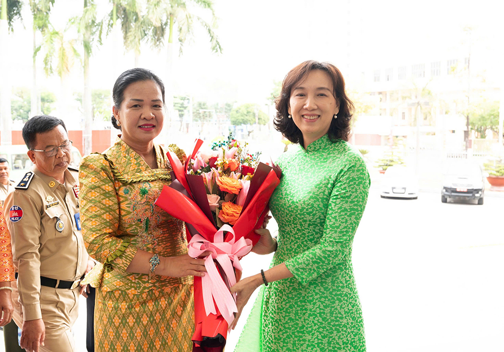 Die Führer der Provinz Kampong Chhnang besuchen die Provinz An Giang und wünschen ihr ein frohes neues Jahr