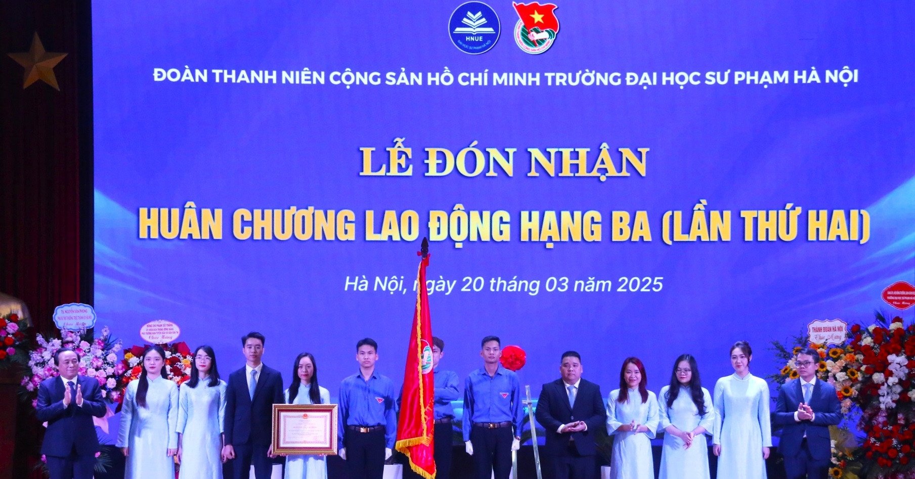 La delegación de la Universidad Nacional de Educación de Hanoi recibió la Medalla Laboral de Tercera Clase