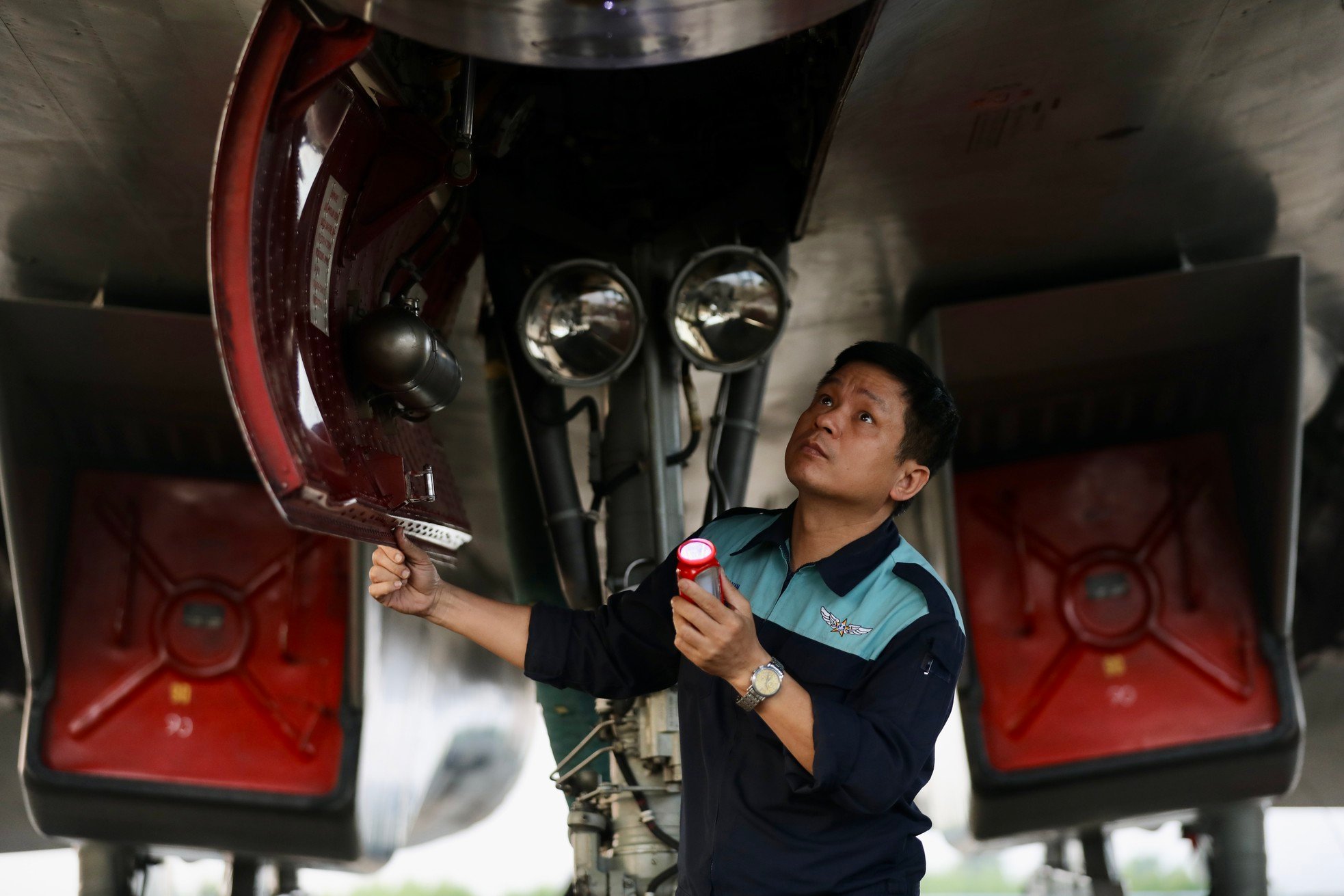 ภาพระยะใกล้ของเครื่องบินขับไล่ Su-30MK2 ที่กำลังซ้อมเพื่อเตรียมพร้อมสำหรับการเฉลิมฉลองวันที่ 30 เมษายน ภาพที่ 3