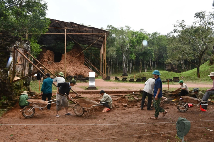 Chuyên gia Ấn Độ về Quảng Nam dựng lại hai dải tháp cổ hoang phế ở di sản Mỹ Sơn - Ảnh 2.