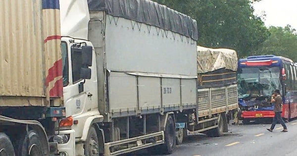 4 cars collided on Highway 1 in Quang Binh