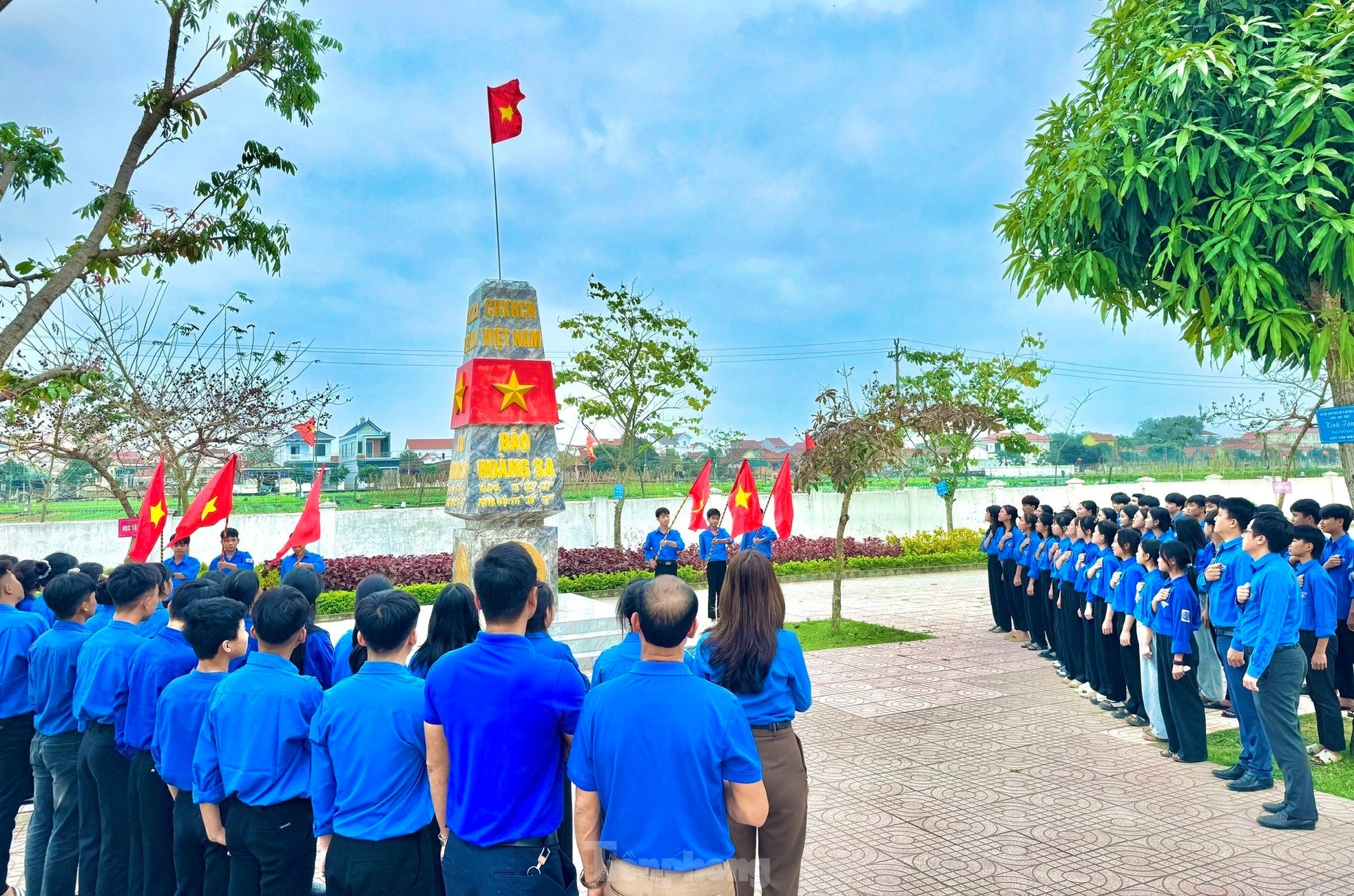 Youth dance in unison to celebrate the 94th anniversary of the founding of Photo Group 12