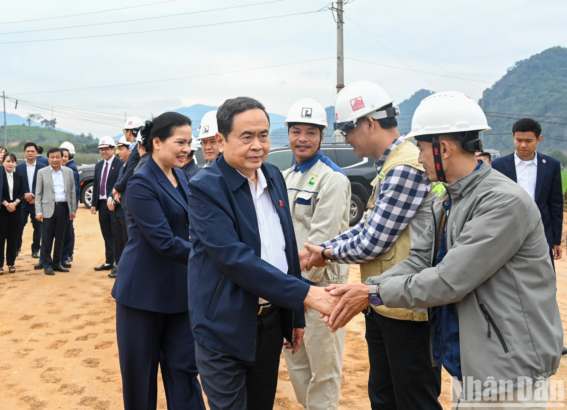 【写真】トラン・タン・マン国会議長がトゥエンクアン省で活動 写真1