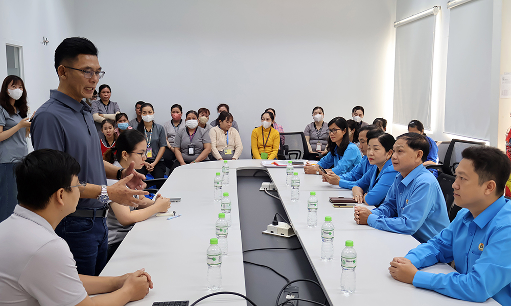 省労働組合が外資系企業を訪問し、新年の挨拶を述べる。