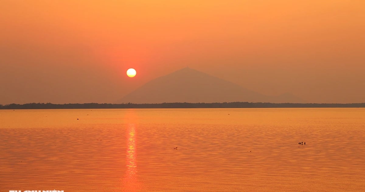 Cazando el atardecer en la montaña Ba Den desde el lago Dau Tieng