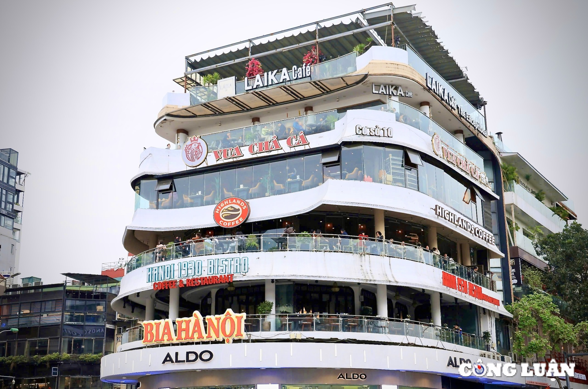 Hanoi people take pictures next to Ham Ca building before dismantling photo 3