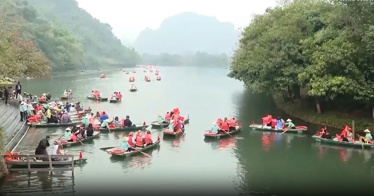 Ninh Binh atrae a turistas con muchas actividades culturales.