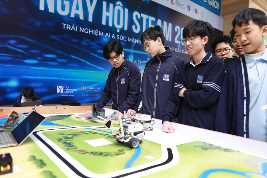 Hanoi students excited to experience AI technology and semiconductor chips