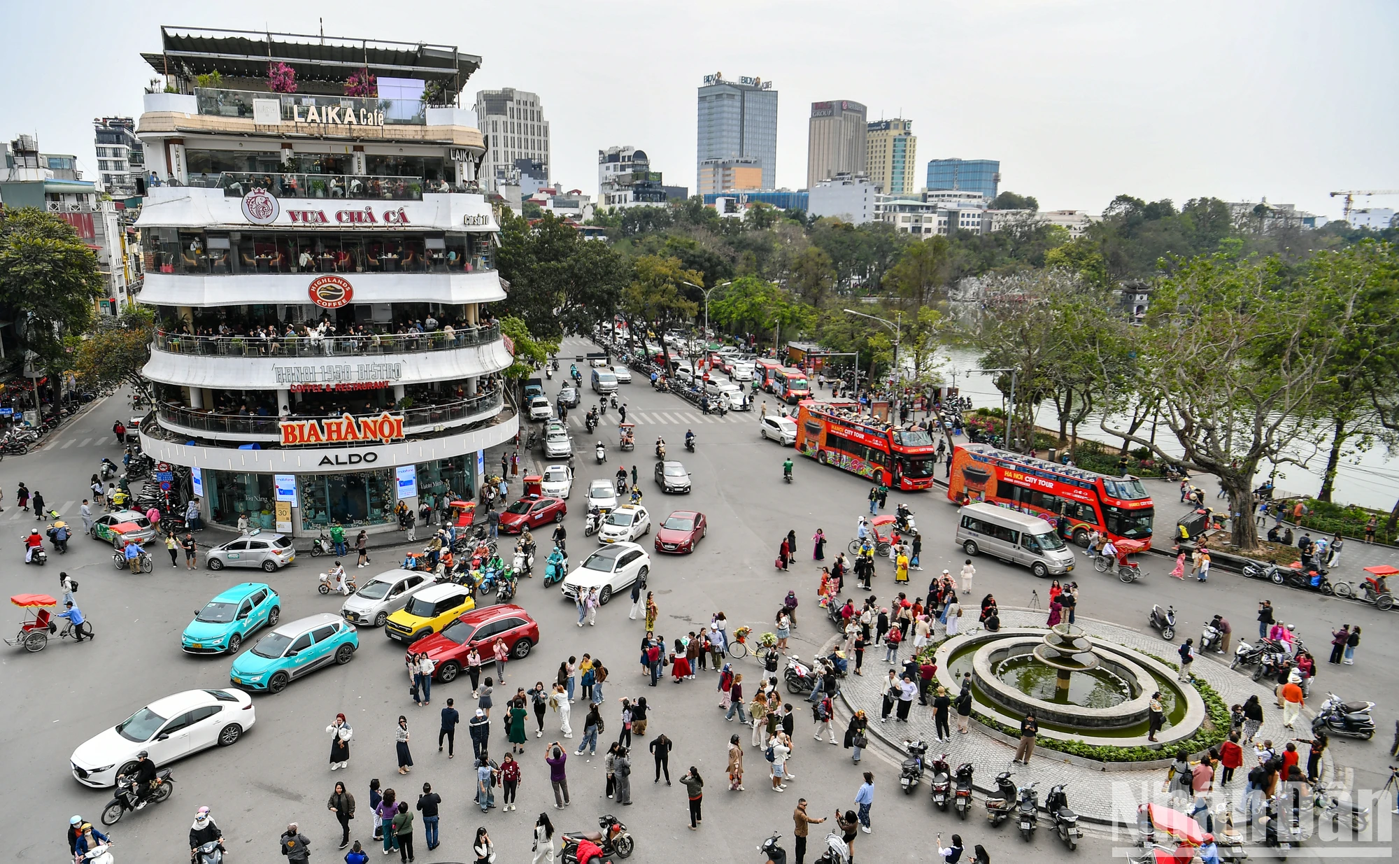 [Foto] Miles de personas visitaron el edificio 