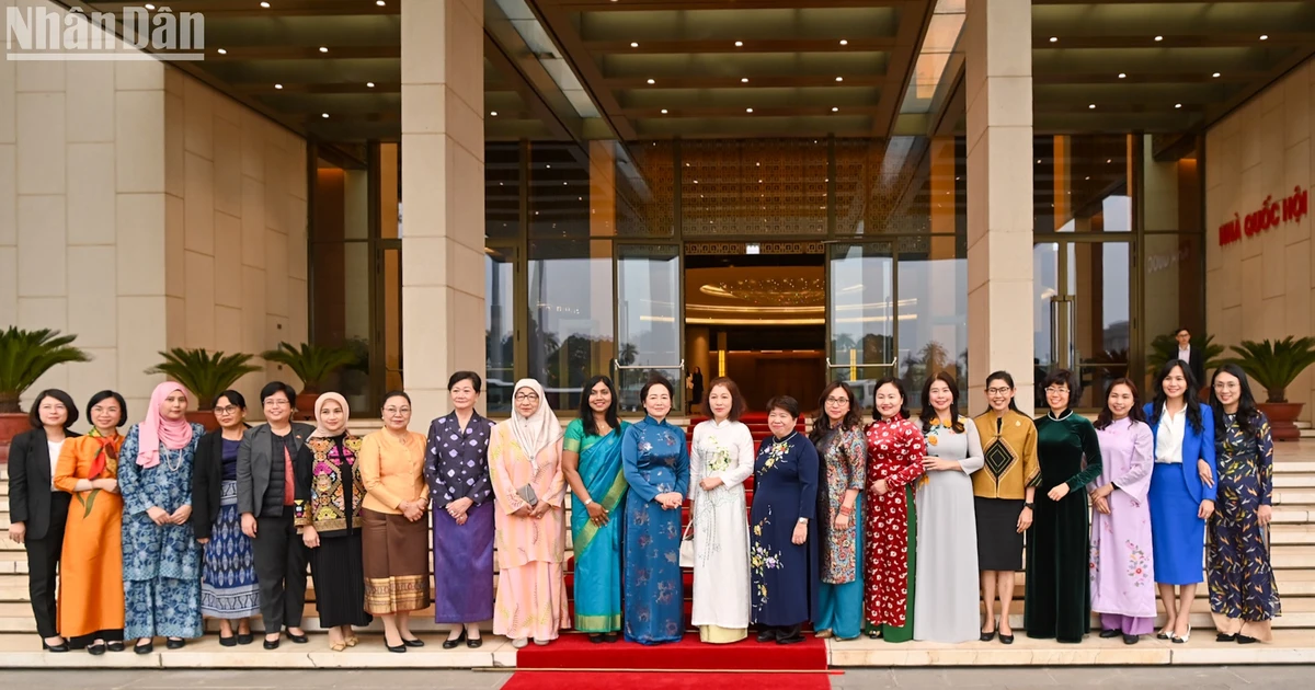 【写真】国会議長夫人がASEAN共同体女性グループと友好的な会談