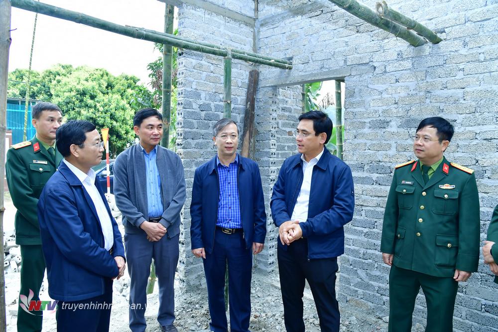 El Comité Directivo 1838 inspecciona el progreso de la construcción y reparación de viviendas para personas meritorias y pobres en el distrito de Nghia Dan.