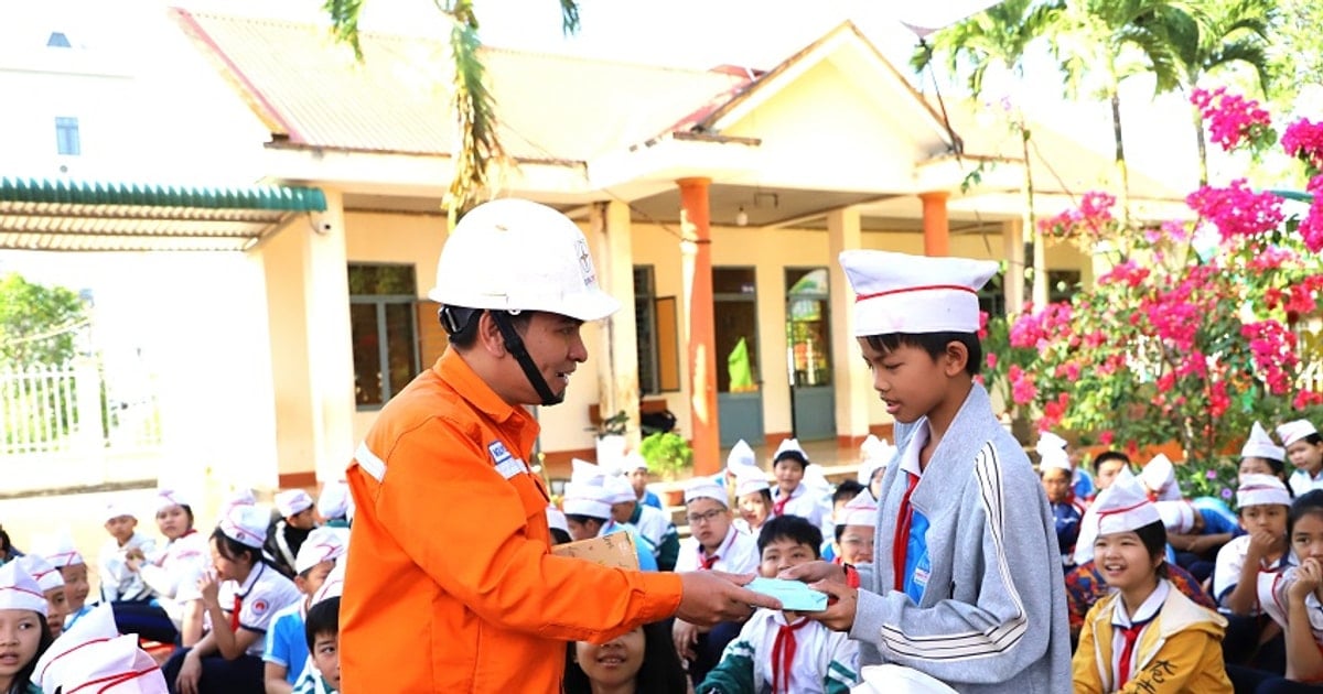 Gia Nghia Electricity spreads electricity saving skills to students