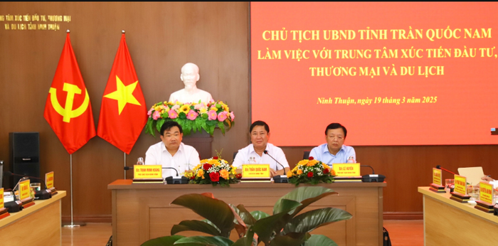 Comrade Tran Quoc Nam, Chairman of the Provincial People's Committee worked with the Center for Investment, Trade and Tourism Promotion