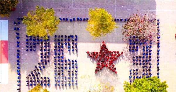 Youth dance in unison to celebrate the 94th anniversary of the founding of the Union