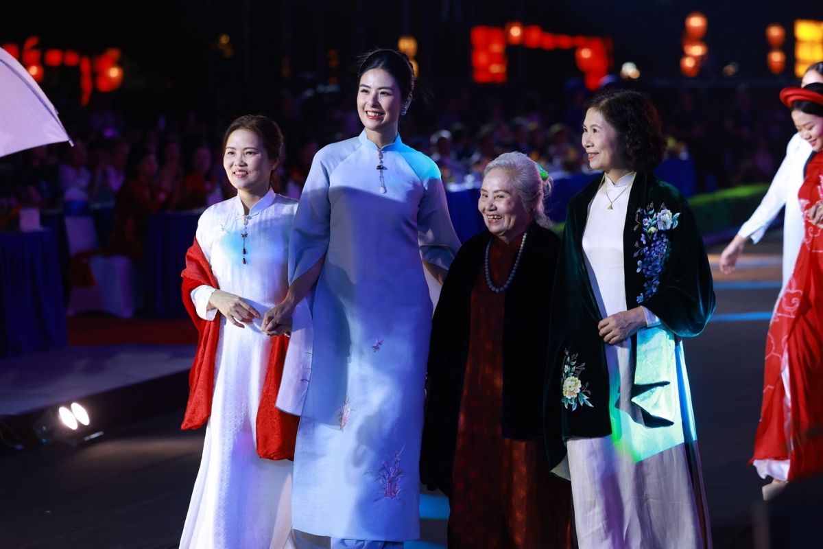 hoa hau ngoc han lan dau catwalk cung ba ngoai va me ruot hinh anh 3