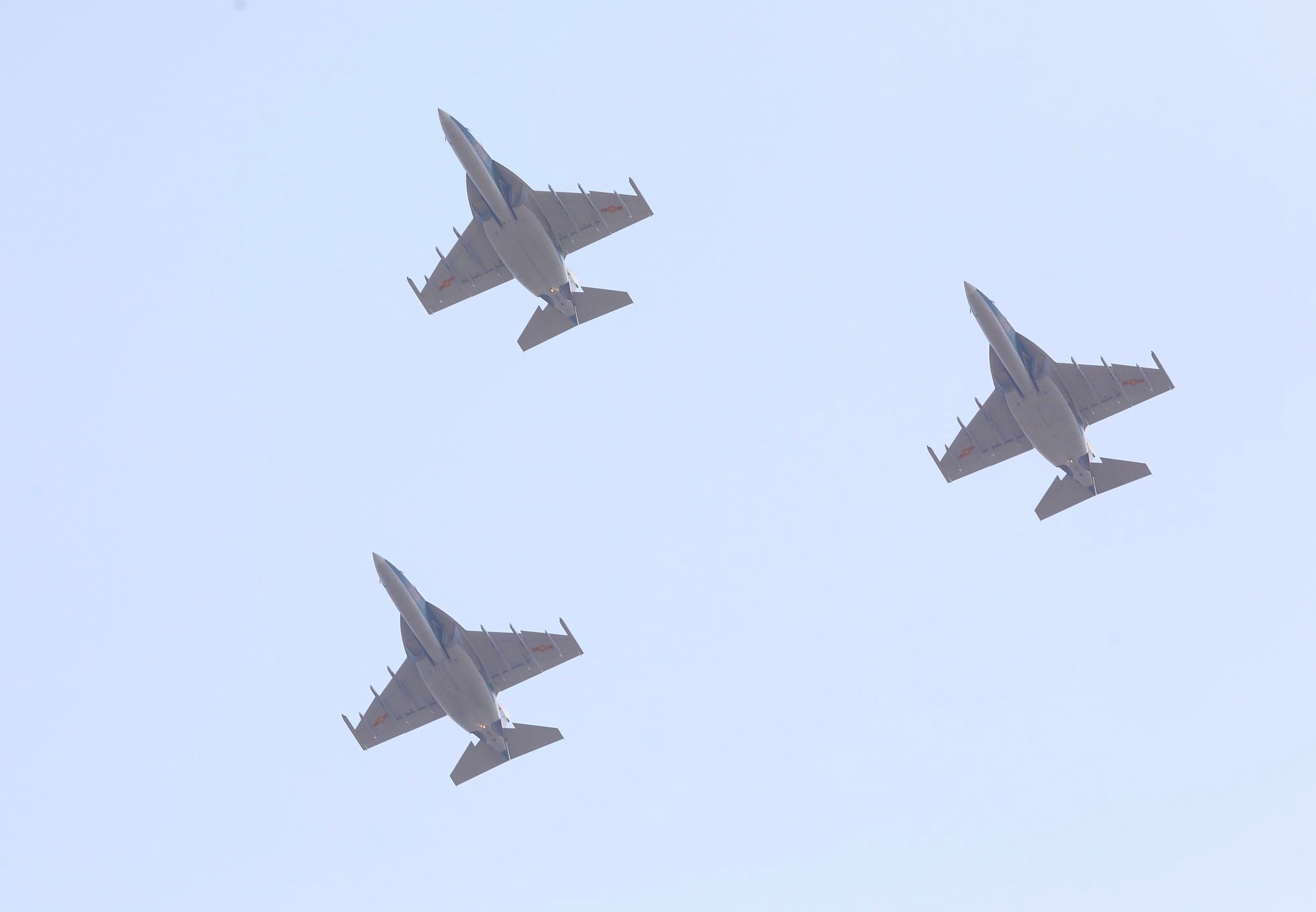 Primer plano de los aviones de combate Su-30MK2 practicando para prepararse para la celebración del 30 de abril (foto 14)