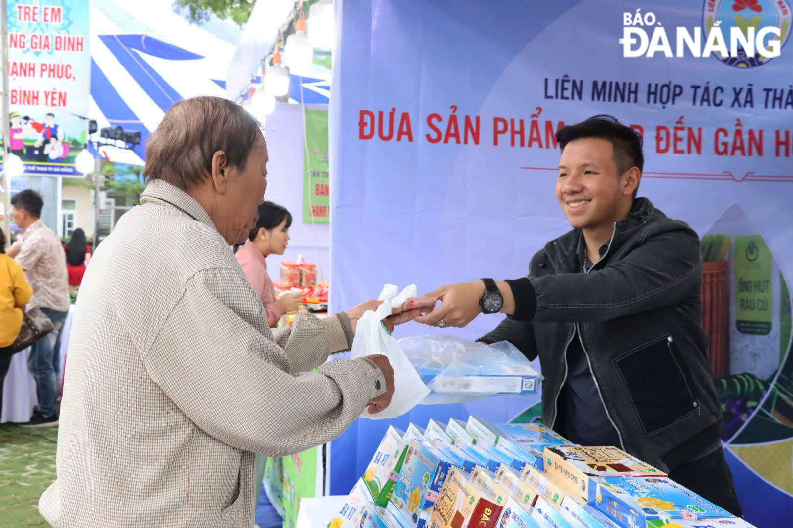 Las agencias y unidades organizan periódicamente actividades para exhibir, presentar y promover los productos vietnamitas, los productos OCOP y las industrias rurales típicas de Da Nang a los consumidores. EN FOTO: La 1.ª Feria de Productos Cooperativos - Da Nang 2025 organizada por la Alianza Cooperativa de la Ciudad en marzo de 2025. Foto: TRAN TRUC