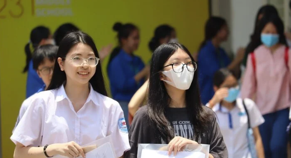 Près de 100 universités examineront les admissions sur la base des dossiers académiques en 2025