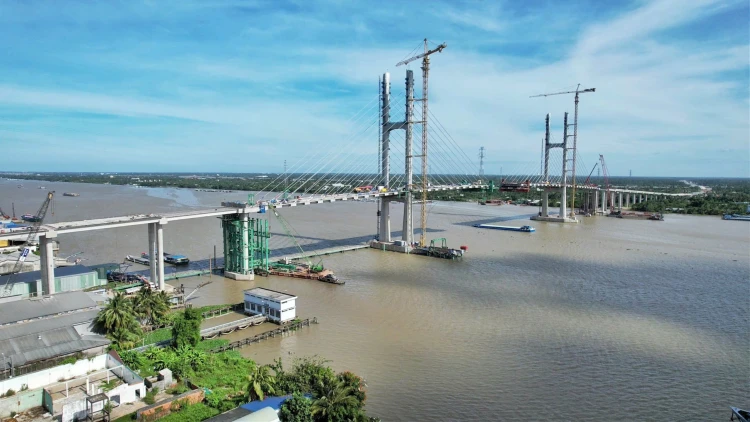 Lancement d'un concours de 45 jours et nuits pour accélérer la progression de la construction du pont Rach Mieu 2