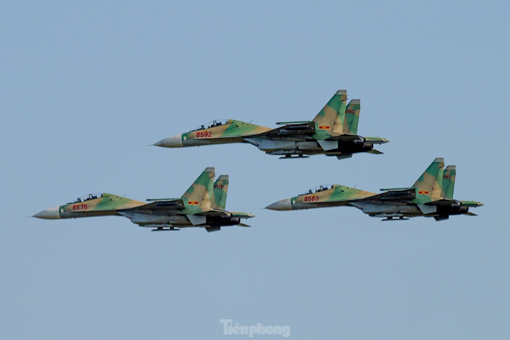 Primer plano de los aviones de combate Su-30MK2 practicando para prepararse para la celebración del 30 de abril (foto 11)