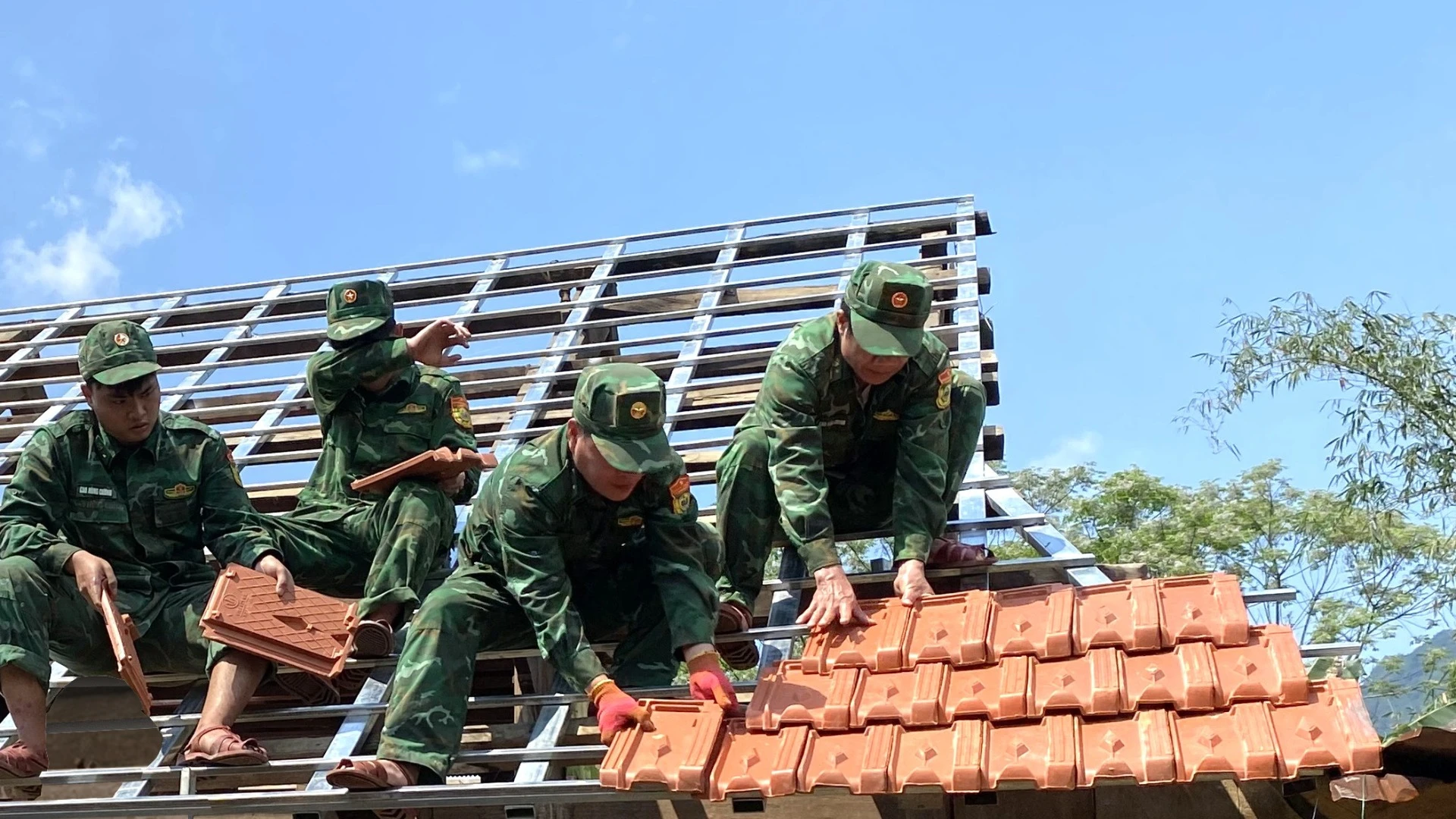 [Ảnh] Bộ đội Biên phòng Quảng Bình hỗ trợ người dân biên giới xóa nhà tạm, nhà dột nát ảnh 7