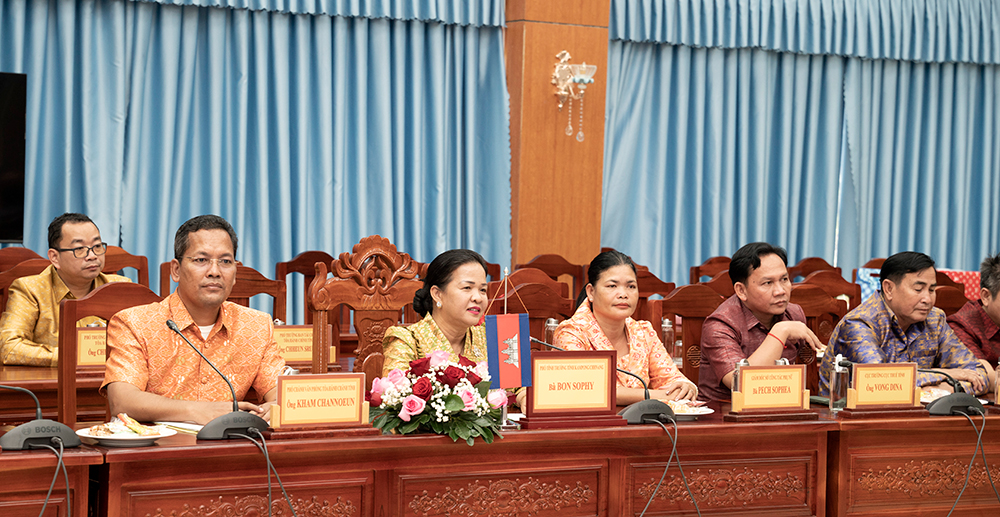 Die Führer der Provinz Kampong Chhnang besuchen die Provinz An Giang und wünschen ihr ein frohes neues Jahr