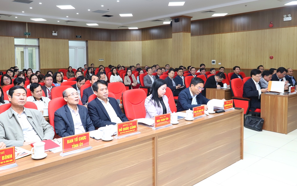 Provincial Party Secretary Nguyen Doan Anh works with the Department of Science and Technology