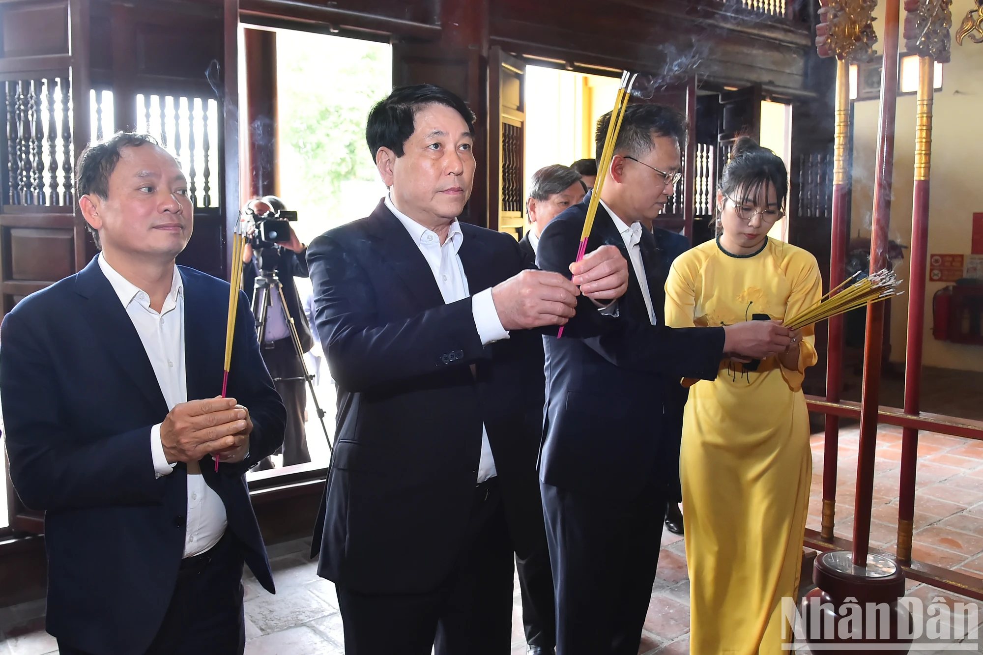 [Photo] President Luong Cuong offers incense in memory of General Secretary Nguyen Van Linh photo 2