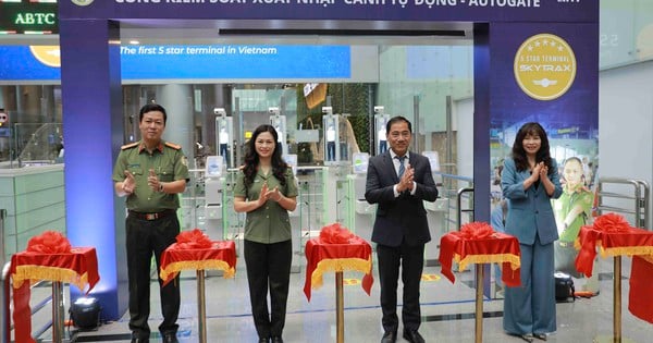 Operating the automatic immigration control gate system, creating a good impression for passengers when coming to Da Nang