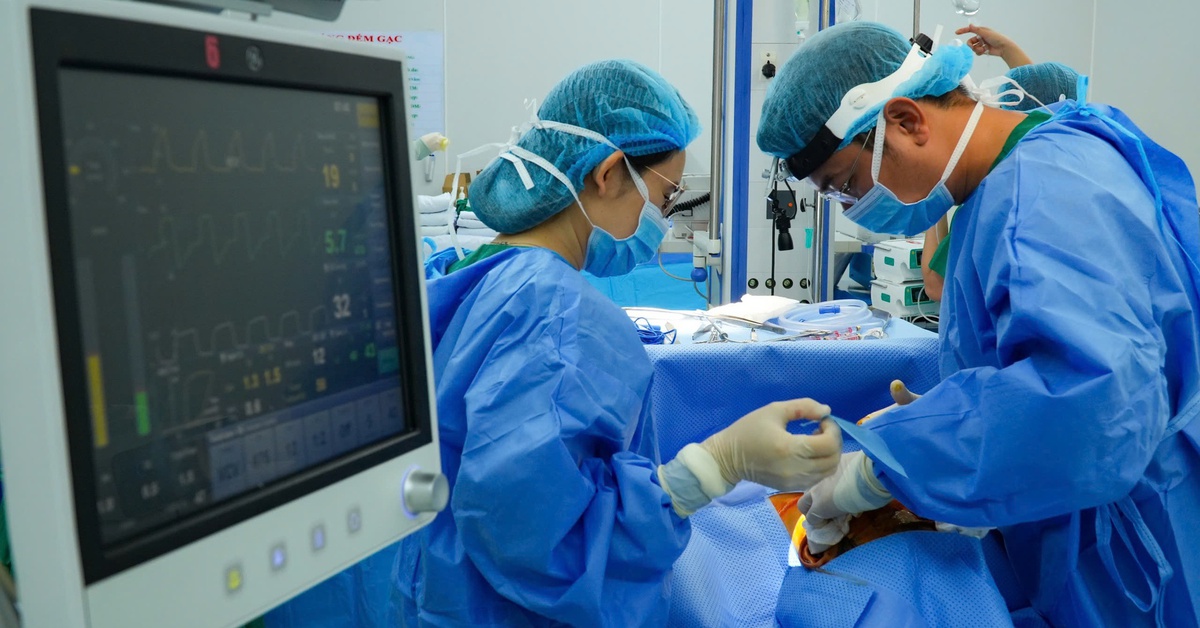 8 heures de chirurgie de reconstruction de la langue pour un patient atteint de cancer