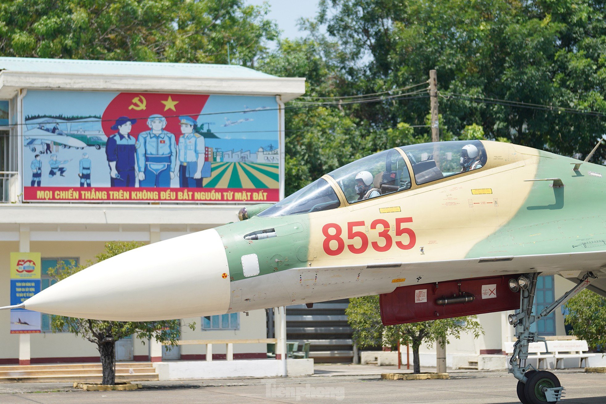 ภาพระยะใกล้ของเครื่องบินขับไล่ Su-30MK2 ขณะฝึกซ้อมเพื่อเตรียมพร้อมสำหรับการเฉลิมฉลองวันที่ 30 เมษายน ภาพที่ 18