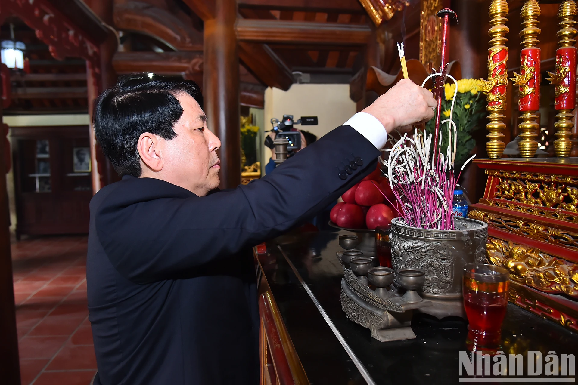 [Photo] President Luong Cuong offers incense in memory of General Secretary Nguyen Van Linh photo 4