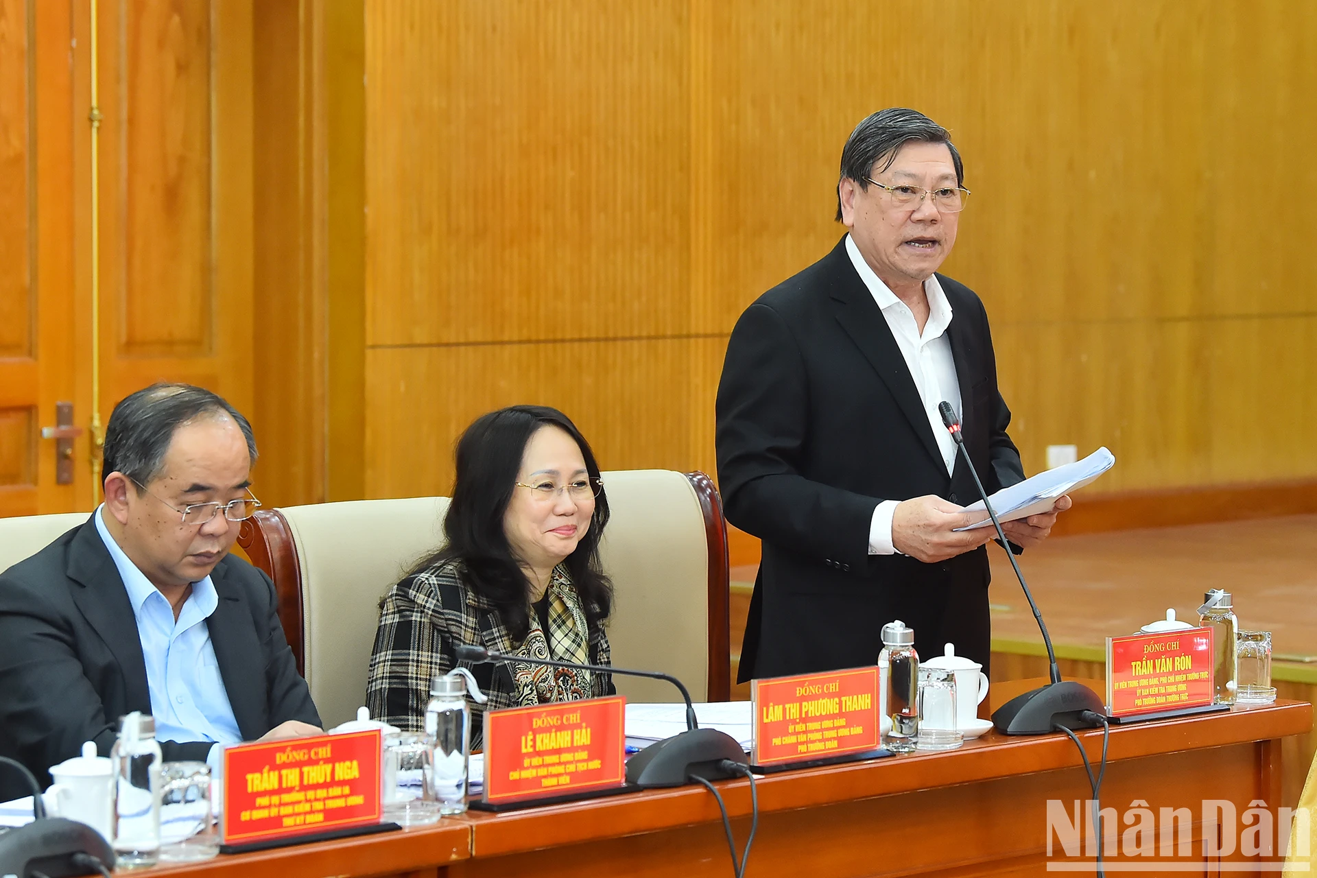 【写真】党中央機関の党委員会に対する検査結果報告書草案が会議で承認された 写真6