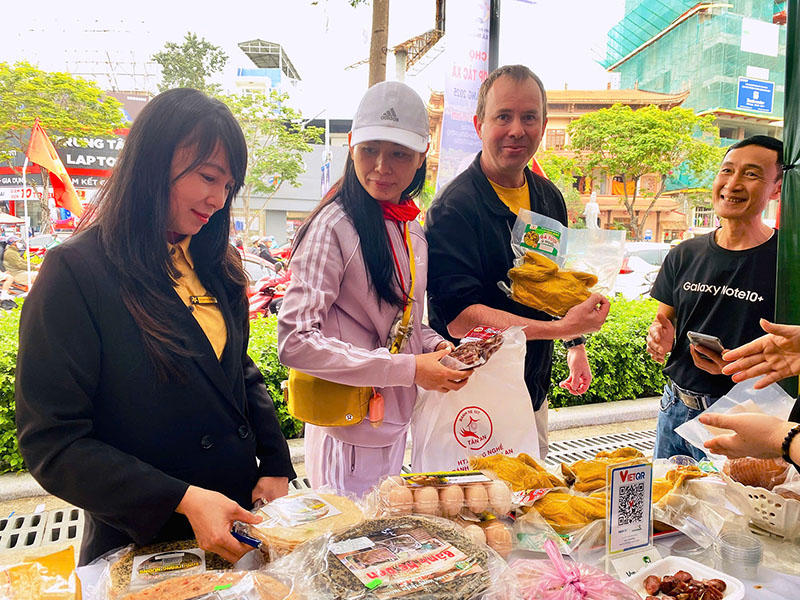 Les clients viennent s'informer et faire leurs achats au stand de l'Union coopérative provinciale à la foire.