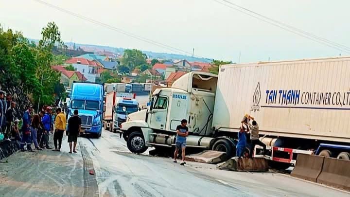 Camión contenedor perdió el control y se estrelló contra la franja central, la autopista 1 quedó atascada durante casi 1 km