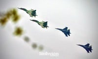 SU-30MK2 전투기, 국방박람회 개막식에서 공연