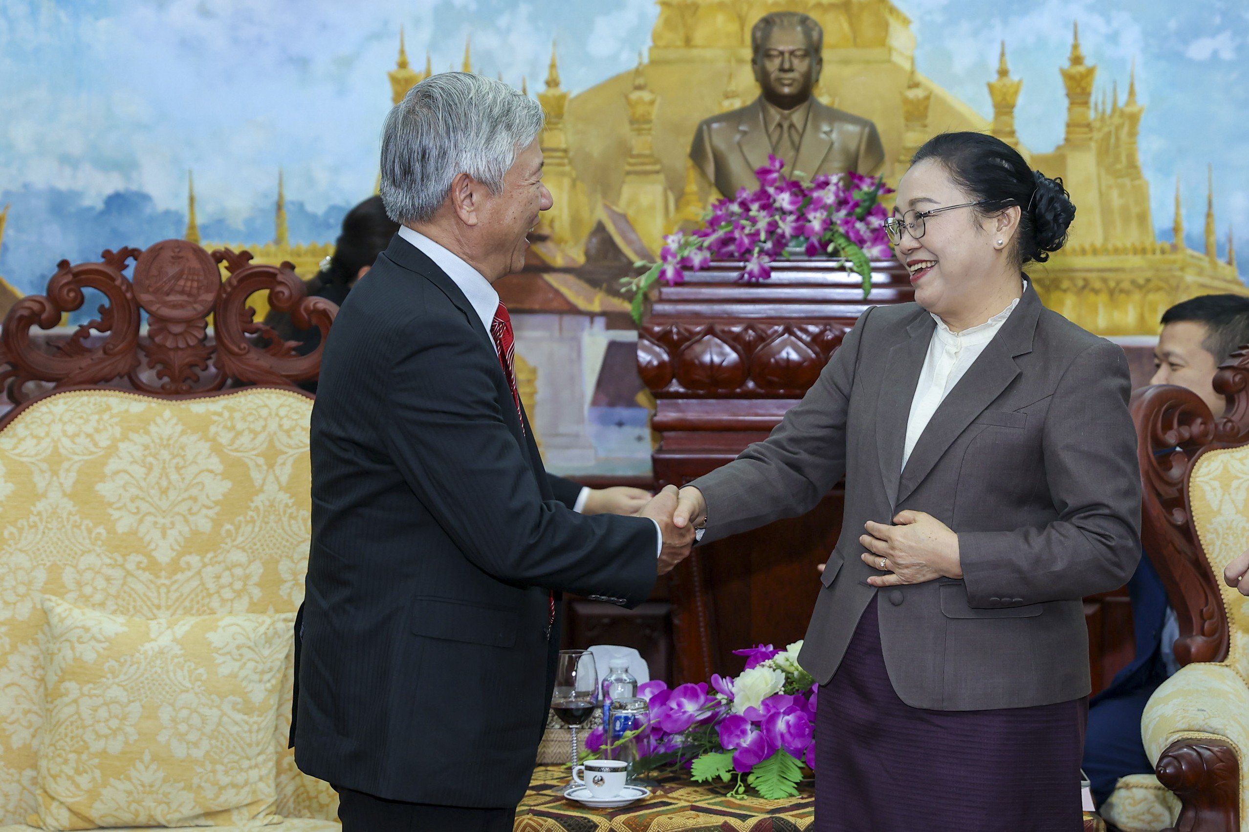 Hội hữu nghị Việt Nam - Lào chúc mừng Đại sứ quán Lào nhân kỷ niệm 70 năm thành lập Đảng