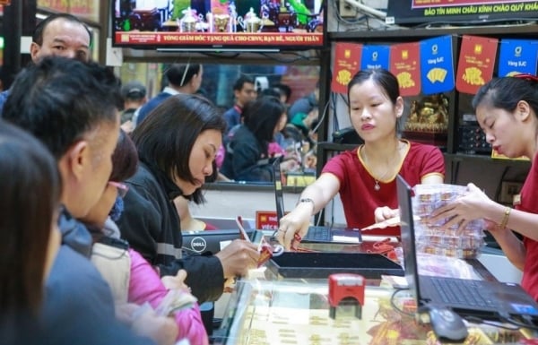 El precio del oro cayó repentinamente hoy y los compradores de oro obtuvieron grandes ganancias.