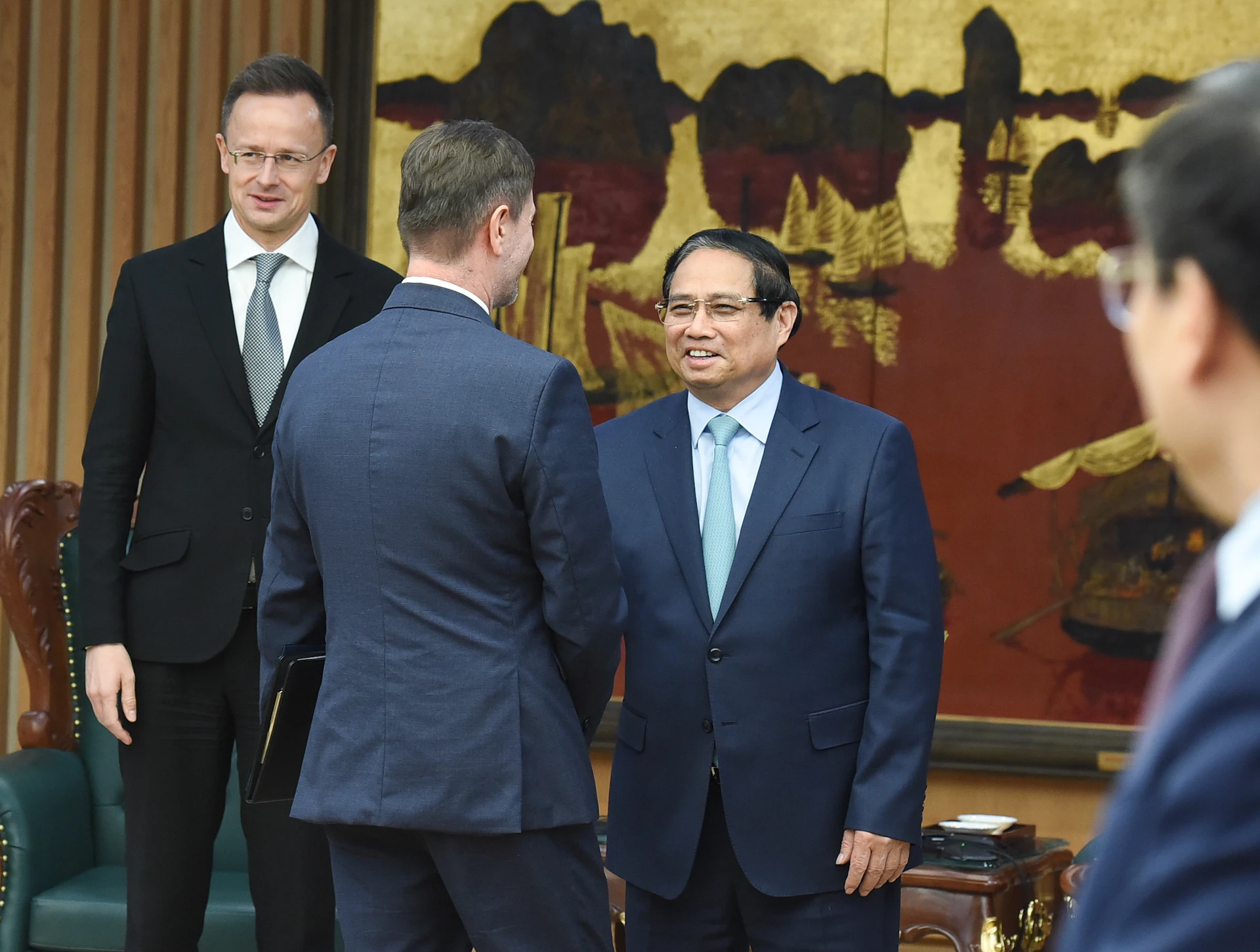 [Photo] Le Premier ministre Pham Minh Chinh reçoit le ministre hongrois des Affaires étrangères et des Relations économiques extérieures Szijjarto Peter photo 1