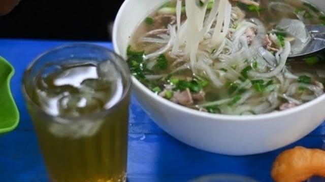 Is eating pho and drinking iced tea at the same time harmful to health?