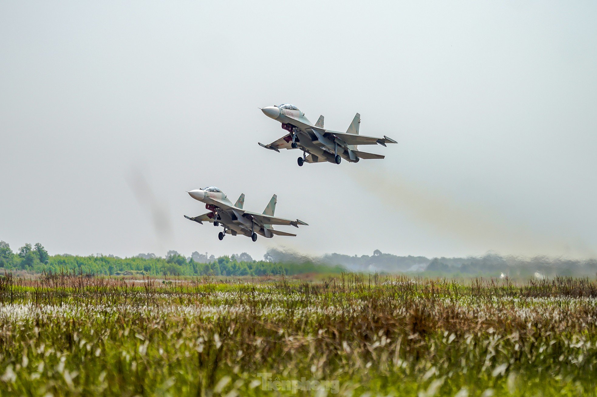 ภาพระยะใกล้ของเครื่องบินขับไล่ Su-30MK2 ขณะฝึกซ้อมเพื่อเตรียมพร้อมสำหรับการเฉลิมฉลองวันที่ 30 เมษายน ภาพที่ 9