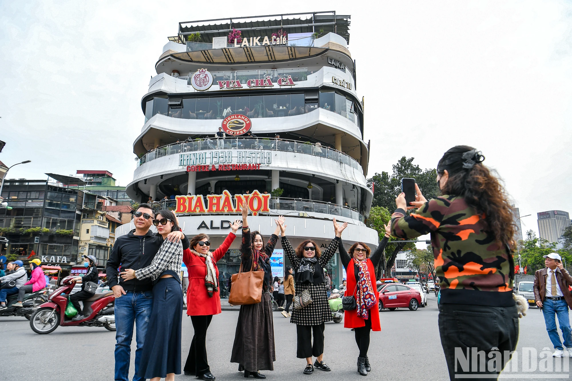 [Foto] Miles de personas visitan el edificio 