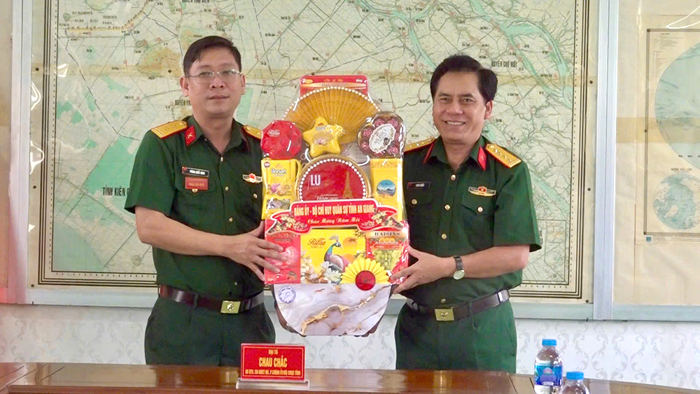 El Comando Militar Provincial de An Giang le desea un Feliz Año Nuevo a la Heroica Madre vietnamita Nguyen Thi Bay