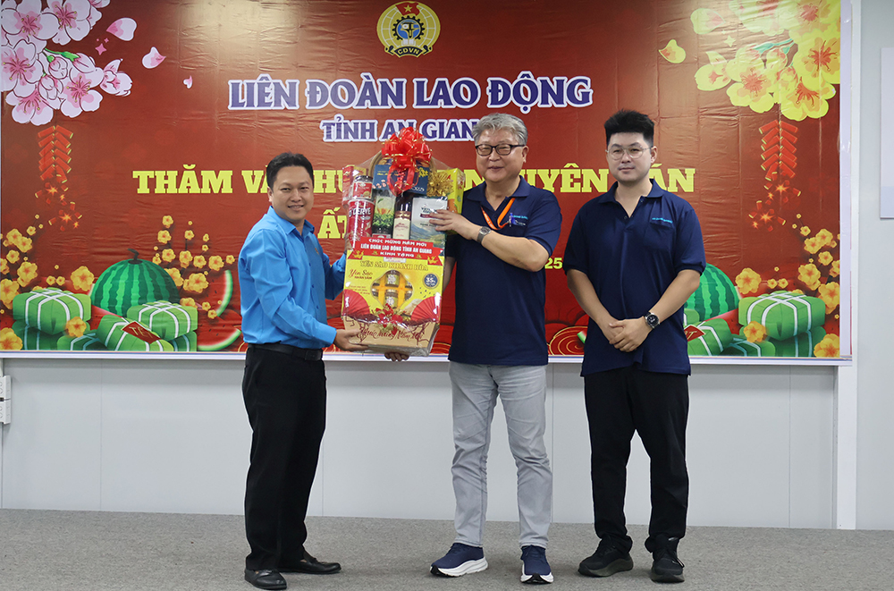 省労働組合が外資系企業を訪問し、新年の挨拶を述べる。