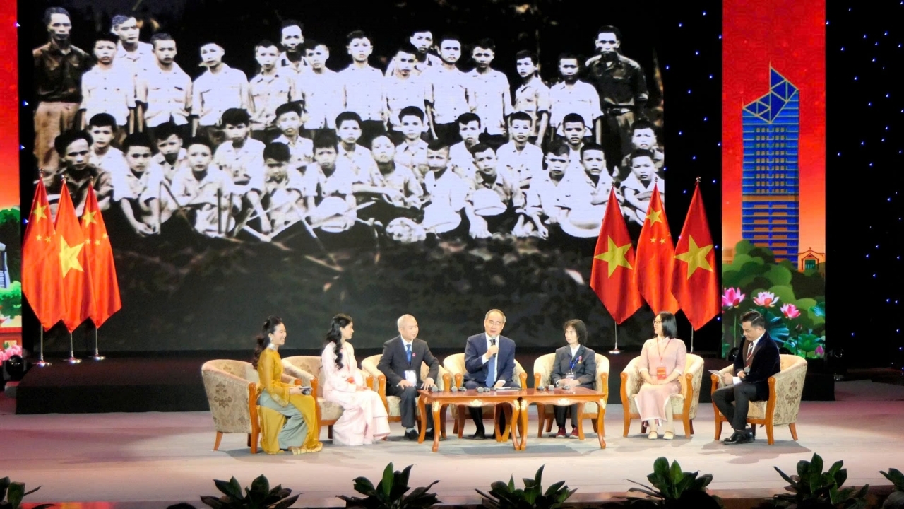 Vietnamese and Chinese students recall profound memories of the friendship between the two countries