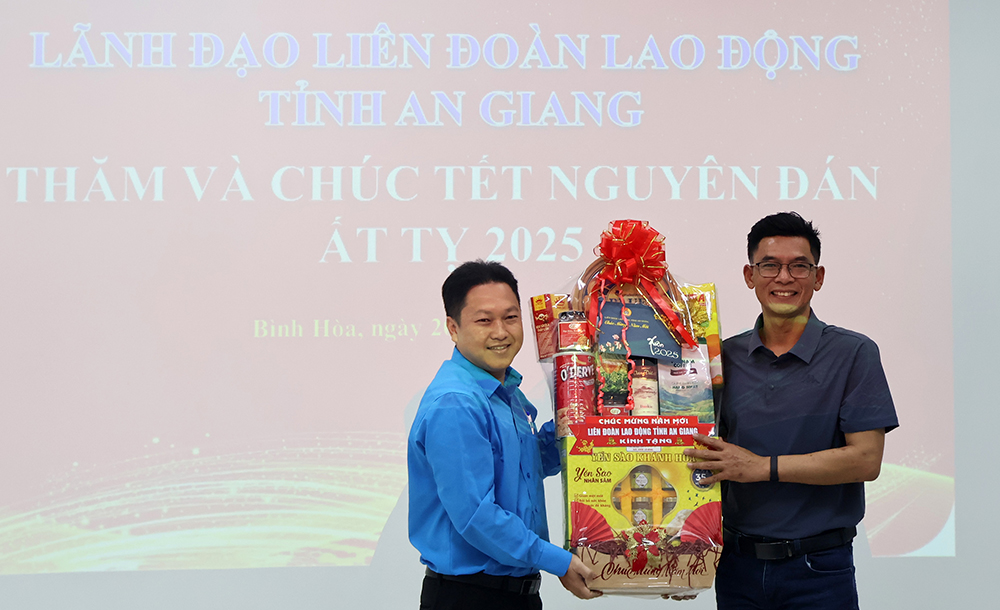 省労働組合が外資系企業を訪問し、新年の挨拶を述べる。