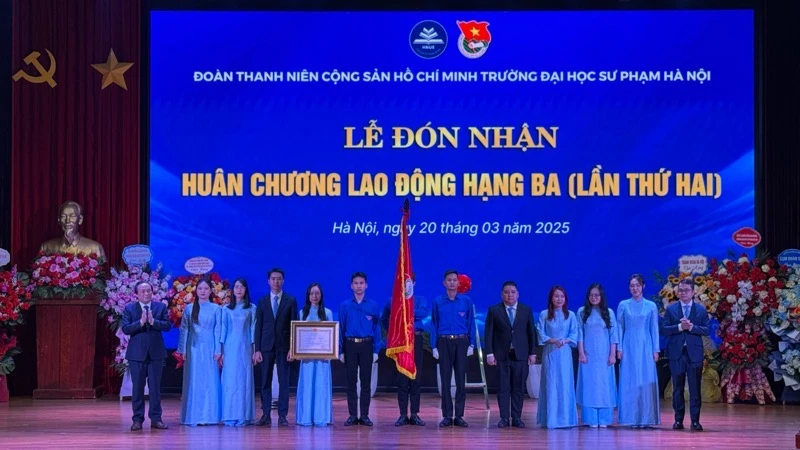 L'Union des jeunes de l'Université nationale d'éducation de Hanoi a reçu la Médaille du travail de troisième classe