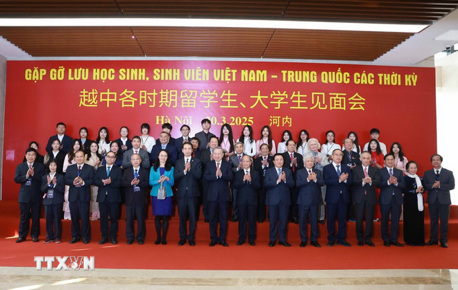 General Secretary To Lam and delegates attending the meeting with Vietnamese and Chinese students of all periods. (Photo: Thong Nhat/VNA)