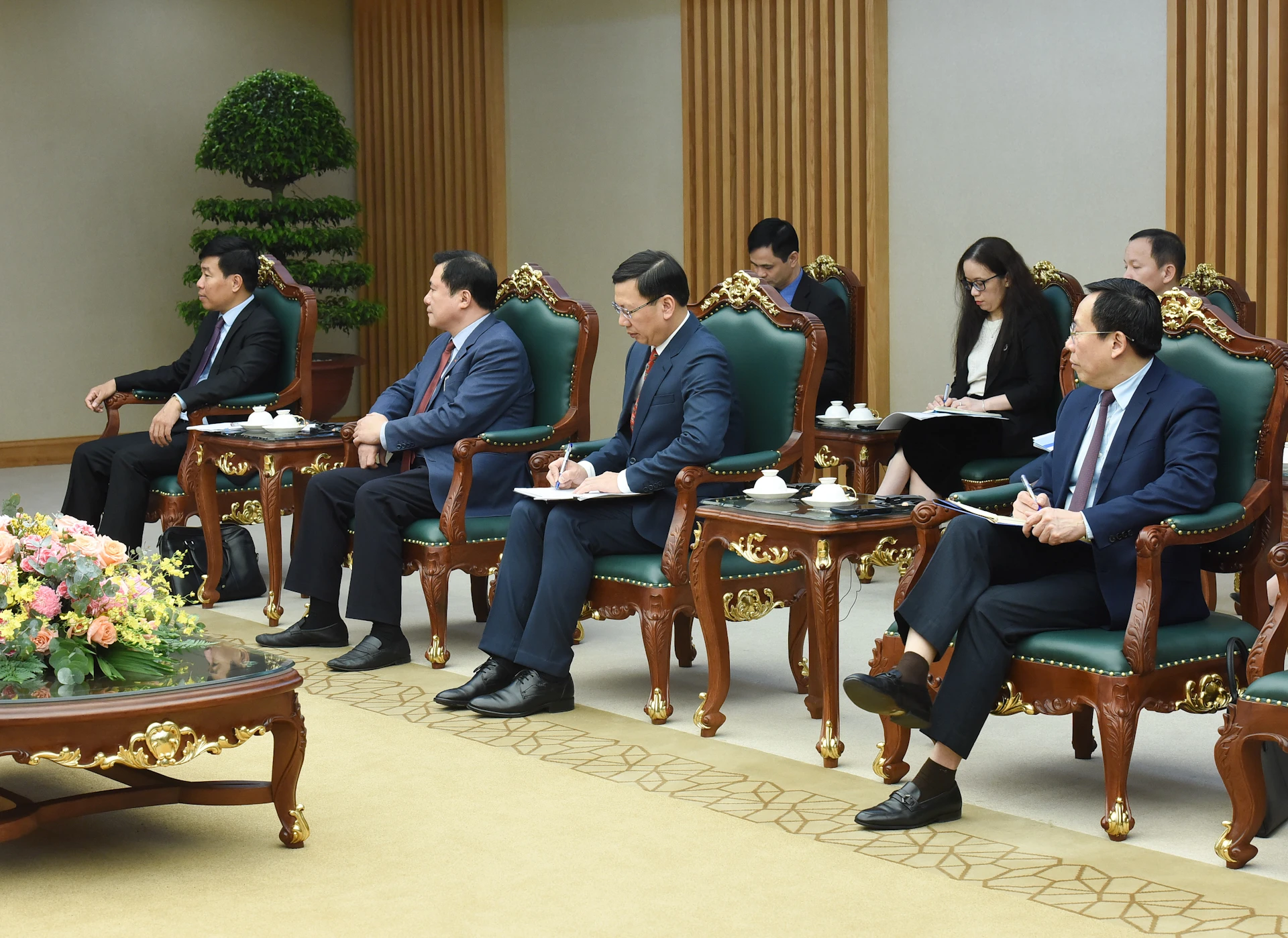 [Photo] Le Premier ministre Pham Minh Chinh reçoit le ministre hongrois des Affaires étrangères et des Relations économiques extérieures Szijjarto Peter photo 4