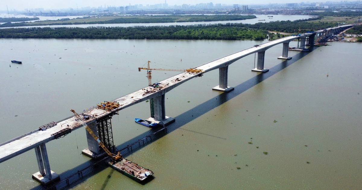 Primer plano del puente Nhon Trach que conecta Dong Nai con la ciudad de Ho Chi Minh después de su finalización.